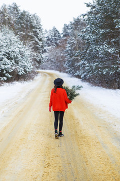 女孩红色的毛衣和他站的中间雪路森林与松分支机构周末旅行女孩红色的毛衣和他站的中间雪路森林与松分支机构周末旅行