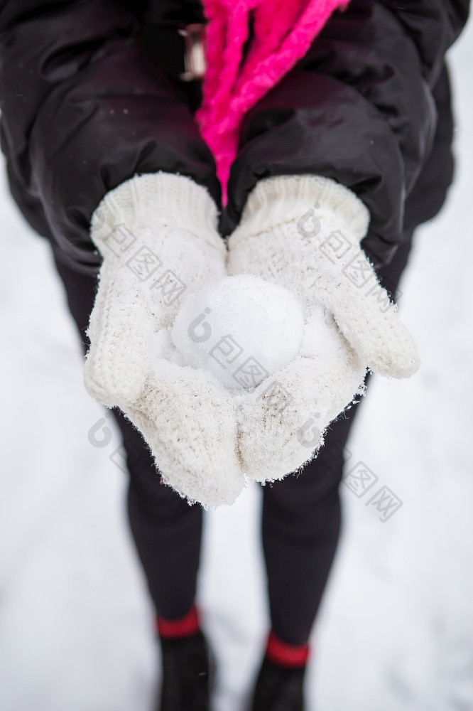 年轻的女人持有自然软白色雪她的手使雪球冬天一天的森林在户外特写镜头年轻的女人持有自然软白色雪她的手使雪球冬天一天的森林在户外特写镜头