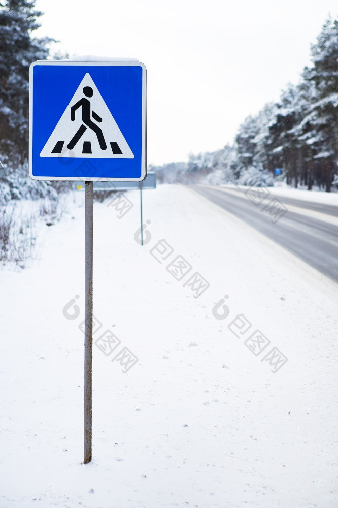 行人沥青路径雪松森林冬天冻结一天行人沥青路径雪松森林冬天冻结一天