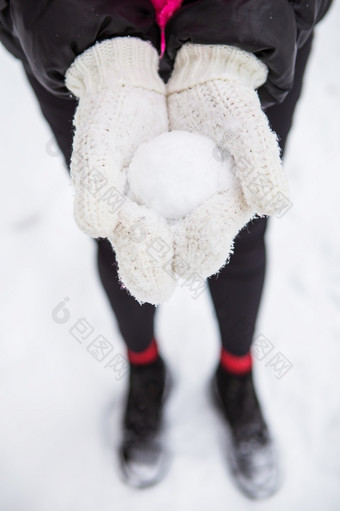 年轻的女人持有自然软白色雪她的手使<strong>雪球</strong>冬天一天的森林在户外年轻的女人持有自然软白色雪她的手使<strong>雪球</strong>冬天一天的森林在户外