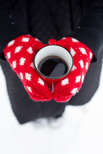 手红色的手套持有杯子热喝美丽的雪冬天前视图手红色的手套持有杯子热喝美丽的雪冬天前视图