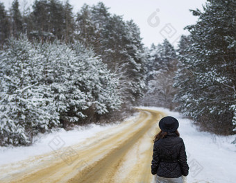 美丽的雪一天暴雪的女孩站与她的回来的中间的路<strong>密集</strong>的松森林噪音和粮食效果美丽的雪一天暴雪的女孩站与她的回来的中间的路<strong>密集</strong>的松森林噪音和粮食效果