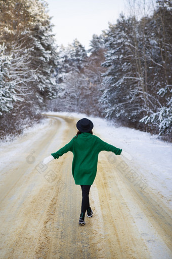 年轻的女孩绿色毛衣和他走的中间雪路厚松森林<strong>冻结</strong>一天年轻的女孩绿色毛衣和他走的中间雪路厚松森林<strong>冻结</strong>一天