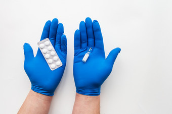 准备为疫苗接种蓝色的手套的医生持有药片和疫苗冠状病毒新冠病毒疫苗接种准备为疫苗接种蓝色的手套的医生持有药片和疫苗冠状病毒新冠病毒疫苗接种