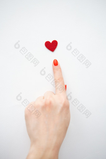 的女孩点与她的手小红色的心的概念哪和爱的女孩点与她的手小红色的心的概念哪和爱