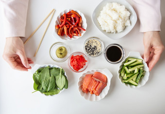 的过程准备寿司准备所有的成分为寿司的女孩持有筷子为吃的过程准备寿司准备所有的成分为寿司的女孩持有筷子为吃
