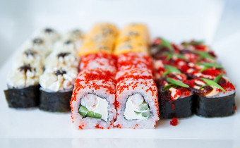 寿司从日本厨房在那里是不同的类型寿司的盒子美味的和健康的食物交付概念特写镜头寿司从日本厨房在那里是不同的类型寿司的盒子美味的和健康的食物交付概念特写镜头