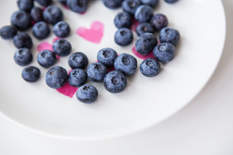 美味的蓝莓谎言板与心内部美味的和健康的食物美味的蓝莓谎言板与心内部美味的和健康的食物