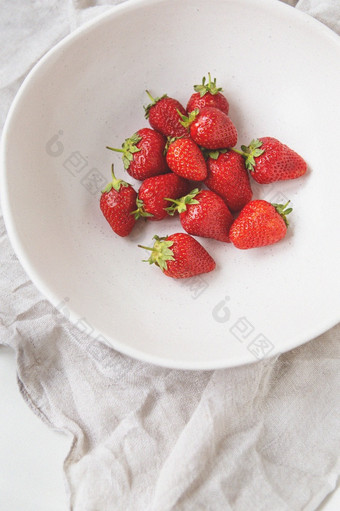 多汁的美味的成熟的草莓板前视图的地方为登记多汁的美味的成熟的草莓板前视图的地方为登记