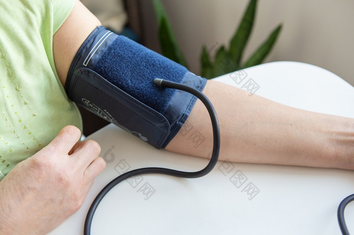 测量血压力设备为测量血压力女人rsquo手测量血压力设备为测量血压力女人rsquo手