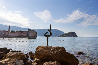 雕像跳舞女孩的海滩布德瓦度假<strong>胜地</strong>黑山共和国一个的大多数受欢迎的度假村的亚得里亚海里维埃拉雕像跳舞女孩的海滩布德瓦度假<strong>胜地</strong>黑山共和国一个的大多数受欢迎的度假村的亚得里亚海里维埃拉