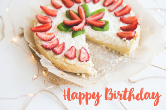 美味的和明亮的芝士蛋糕装饰与新鲜的草莓和绿色罗勒叶子的登记快乐生日美味的和明亮的芝士蛋糕装饰与新鲜的草莓和绿色罗勒叶子的登记快乐生日