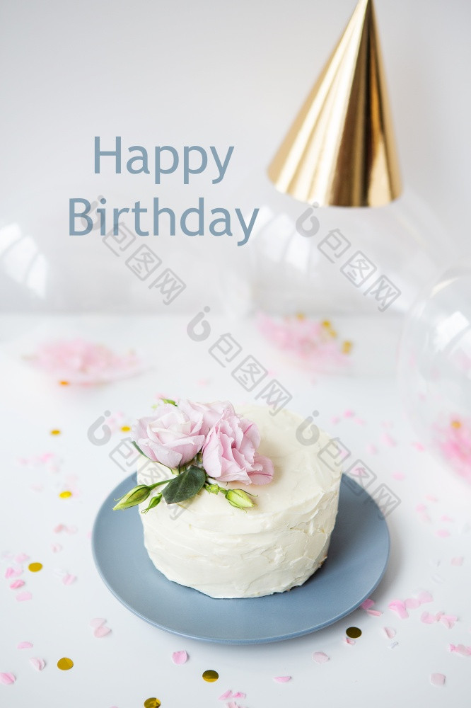 非常美丽的小白色蛋糕装饰与自然花eustoma的背景糖果气球帽快乐生日刻字非常美丽的小白色蛋糕装饰与自然花eustoma的背景糖果气球帽快乐生日刻字