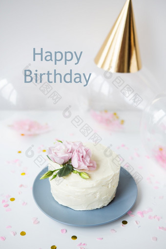 非常美丽的小白色蛋糕装饰与自然花eustoma的背景糖果气球帽快乐生日刻字非常美丽的小白色蛋糕装饰与自然花eustoma的背景糖果气球帽快乐生日刻字