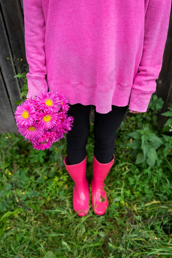 女人粉红色的<strong>靴子</strong>和粉红色的毛衣持有美丽的粉红色的花束花她的手的女孩站的街女人粉红色的<strong>靴子</strong>和粉红色的毛衣持有美丽的粉红色的花束花她的手的女孩站的街