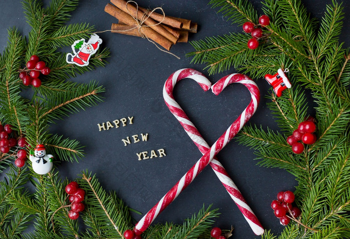 圣诞节树与饰品和糖果黑色的背景的登记快乐新一年圣诞节树与饰品和糖果黑色的背景的登记快乐新一年