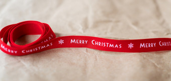横幅红色的丝带与的单词快乐圣诞节传播出工艺纸的地方为登记横幅红色的丝带与的单词快乐圣诞节传播出工艺纸的地方为登记