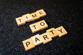 聚会，派对时间木刻字黑色的闪亮的背景有趣的和聚会概念聚会，派对时间木刻字黑色的闪亮的背景有趣的和聚会概念