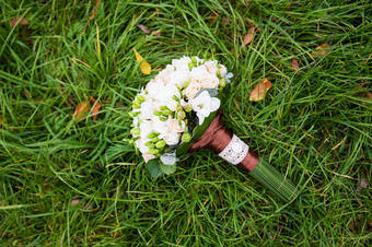 美丽的婚礼花花束的绿色草美丽的婚礼花花束绿色草