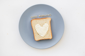 三明治为早餐的形式心与奶酪蓝色的板登记好早....三明治为早餐形式心与奶酪蓝色的板登记好早....