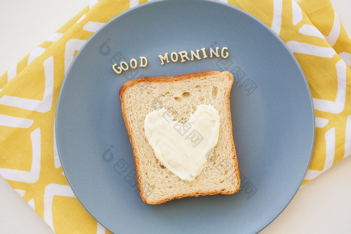 三明治为早餐的形式心与蓝色的奶酪板和餐巾明亮的登记好早....三明治为早餐形式心与蓝色的奶酪板和餐巾明亮的登记好早....