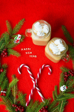 马什梅卢可可和糖果红色的背景的登记快乐新一年马什梅卢可可和糖果红色的背景的登记快乐新一年