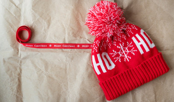 红色的丝带与的登记快乐圣诞节在一起与红色的帽传播出工艺纸圣诞节概念12月红色的丝带与的登记快乐圣诞节在一起与红色的帽传播出工艺纸圣诞节概念12月
