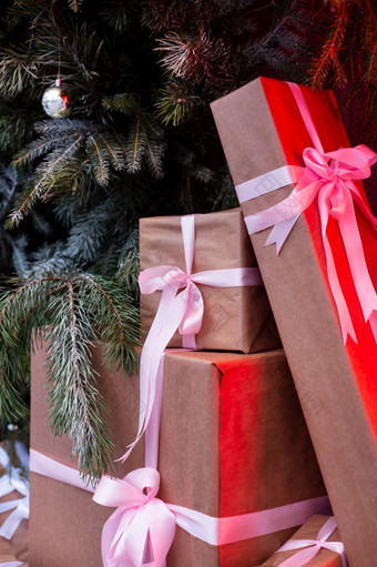 工艺礼物盒子的街附近墙使圣诞节树和冷杉红色的霓虹灯照盒子圣诞节和新一年概念12月工艺礼物盒子的街附近墙使圣诞节树和冷杉红色的霓虹灯照盒子圣诞节和新一年概念12月