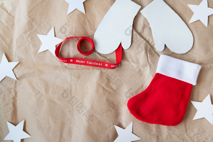 红色的丝带与的登记快乐圣诞节沿着与连指手套红色的袜子传播出工艺纸圣诞节庆祝活动概念12月的地方为登记红色的丝带与的登记快乐圣诞节沿着与连指手套红色的袜子传播出工艺纸圣诞节庆祝活动概念12月的地方为登记