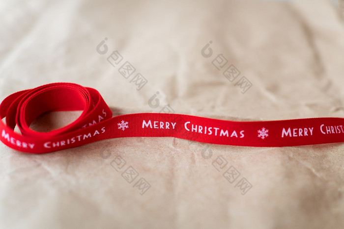 红色的丝带与的登记快乐圣诞节传播出工艺纸的地方为登记红色的丝带与的登记快乐圣诞节传播出工艺纸的地方为登记