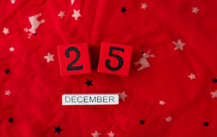 特写镜头12月排与红色的多维数据集沿着与12月刻字红色的圣诞节背景圣诞节夏娃特写镜头12月排与红色的多维数据集沿着与12月刻字红色的圣诞节背景圣诞节夏娃