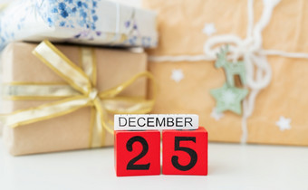 假期概念特写镜头12月排与红色的多维数据集沿着与的登记12月的背景密封礼物假期概念特写镜头12月排与红色的多维数据集沿着与的登记12月的背景密封礼物