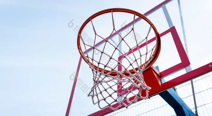 篮球希望特写镜头的体育大厅底视图对的背景阳光明媚的蓝色的天空篮球希望特写镜头的体育大厅底视图对的背景阳光明媚的蓝色的天空