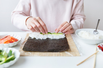 寿司烹饪过程女孩使寿司与不同的口味寿司烹饪过程女孩使寿司与不同的口味