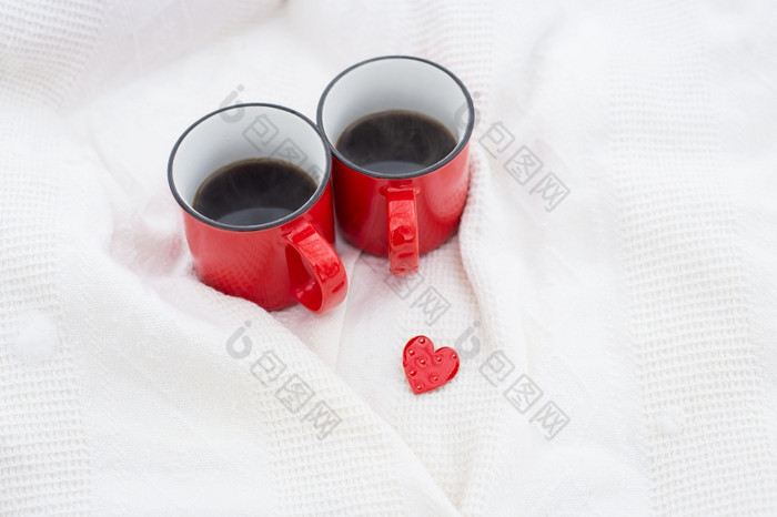 两个红色的杯咖啡在一起与小红色的心咖啡床上惊喜情人节rsquo一天庆祝活动概念两个红色的杯咖啡在一起与小红色的心咖啡床上惊喜情人节rsquo一天庆祝活动概念