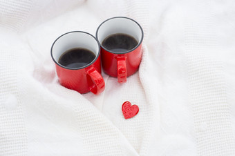 两个红色的杯咖啡在一起与小红色的心咖啡床上惊喜情人节rsquo一天庆祝活动概念两个红色的杯咖啡在一起与小红色的心咖啡床上惊喜情人节rsquo一天庆祝活动概念