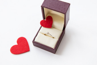 美丽的钻石环为婚姻建议的地方为登记特写镜头美丽的钻石环为婚姻建议的地方为登记特写镜头