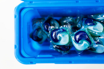 洗粉末多色的胶囊是蓝色的塑料盒子的概念洗和清洁洗粉末多色的胶囊是蓝色的塑料盒子的概念洗和清洁