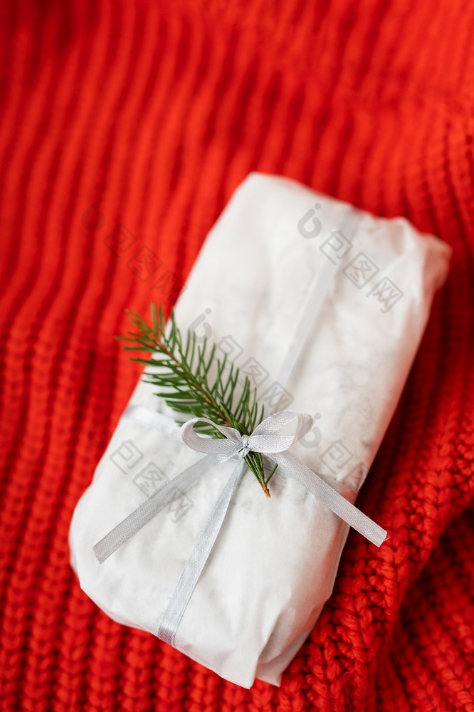 自制的圣诞节位于巴特密封白色工艺纸谎言红色的针织织物礼物包装自制的圣诞节位于巴特密封白色工艺纸谎言红色的针织织物礼物包装