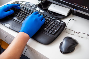 医生蓝色的手套很快收集数据关于病人的概念医疗保健和采取哪你的健康医生蓝色的手套很快收集数据关于病人的概念医疗保健和采取哪你的健康