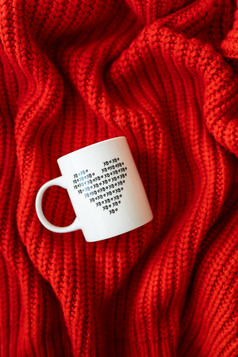 白色杯与心站红色的针织织物的概念爱和庆祝活动情人节rsquo一天2月白色杯与心站红色的针织织物的概念爱和庆祝活动情人节rsquo一天2月