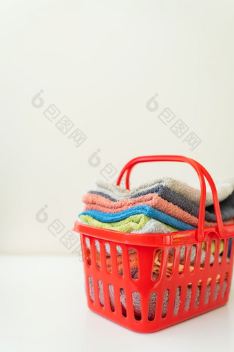 多色的毛巾<strong>谎言</strong>红色的洗衣篮子白色背景洗衣和熨衣服多色的毛巾<strong>谎言</strong>红色的洗衣篮子白色背景洗衣和熨衣服