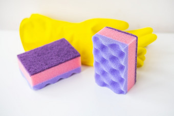 准备为清洁的房子浴巾橡胶手套清洁和清洁概念准备为清洁的房子浴巾橡胶手套清洁和清洁概念