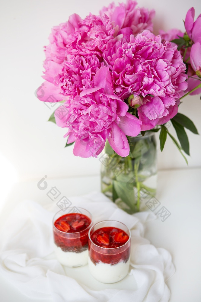 美丽的花束粉红色的牡丹花瓶白色表格站沿着与心形的草莓甜点情人节rsquo一天3月美丽的花束粉红色的牡丹花瓶白色表格站沿着与心形的草莓甜点情人节rsquo一天3月