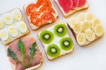 明亮的混合三明治为早餐水果蔬菜鱼明亮的混合三明治为早餐水果蔬菜鱼