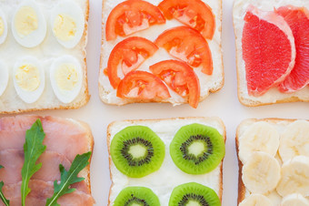 明亮的混合三明治为早餐水果蔬菜鱼明亮的混合三明治为早餐水果蔬菜鱼