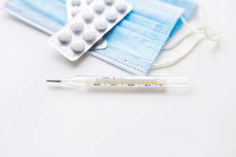 准备为疫苗接种对新冠病毒温度计药片医疗面具白色表格视图从以上准备为疫苗接种对新冠病毒温度计药片医疗面具白色表格视图从以上