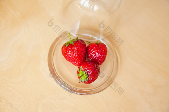 草莓玻璃碗木背景草莓玻璃碗木背景