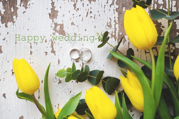 婚礼环与黄色的郁金香登记快乐婚礼美丽的黄色的郁金香