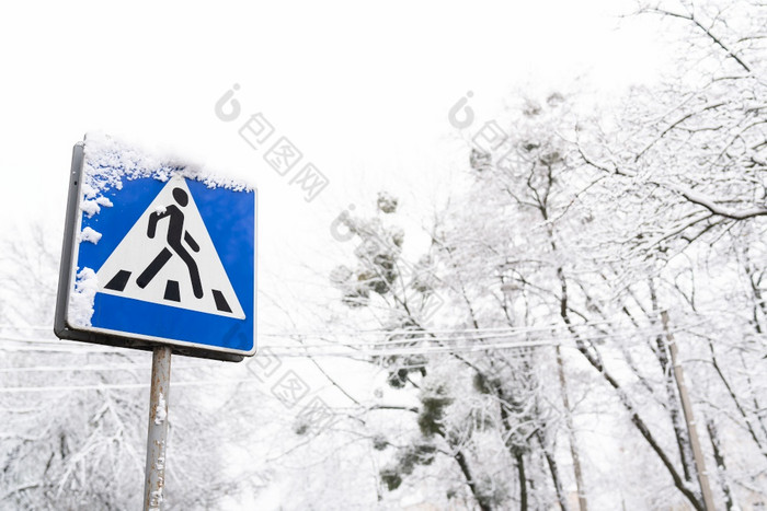 冻行人标志覆盖雪冷淡的雪一天冻行人标志覆盖雪冷淡的雪一天